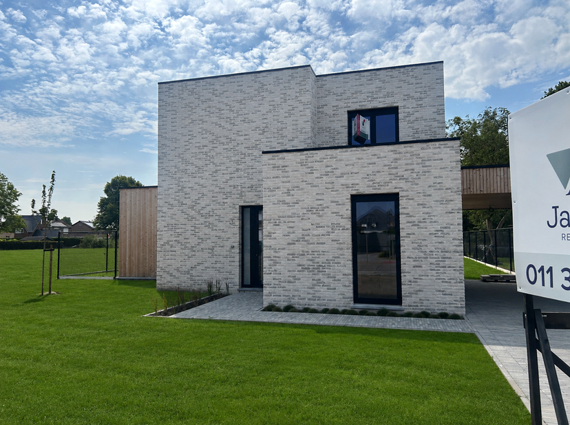 Nieuwe verkaveling in Neeroeteren aan de voormalige melkerij bestaande uit 2 woningen op grote percelen, drie bouwgronden en achterliggende gronden.<b