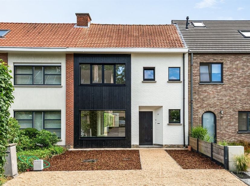 In de rustige en doodlopende Fazantweg te Lier bevindt zich deze volledig gerenoveerde gezinswoning, die dankzij de hoogwaardige afwerking en moderne