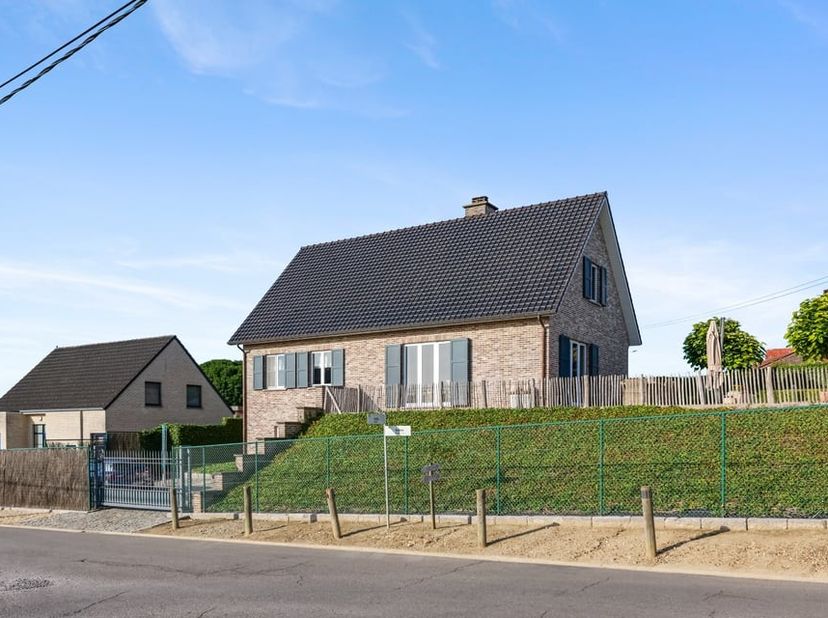 Op de Rummenweg 119 in Herk-de-Stad bevindt zich deze bijzonder ruime en goed onderhouden woning, gelegen op een mooi perceel van 8a 15ca. Met een ind
