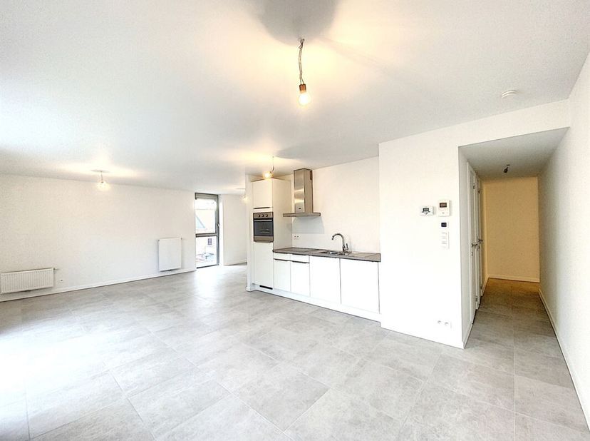 STUDIO LUMINEUX AVEC TERRASSE + PARKING<br />
La résidence 't Fineer se trouve à Sint-Niklaas. Un emplacement de choix pour ceux qui veulent profiter
