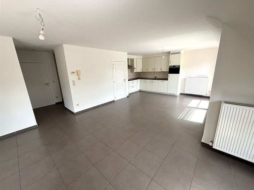 Energiezuinig 2-slaapkamer appartement met zeer ruime kelderberging<br />
Ligging: Zeer rustig gelegen, in het centrum van Meerhout. Op wandelafstand