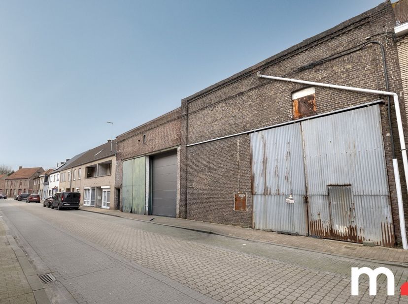 Te koop: polyvalente loods/magazijn met uitstekende specificaties<br />
Deze kwalitatieve loods/magazijn biedt tal van mogelijkheden voor zowel profes