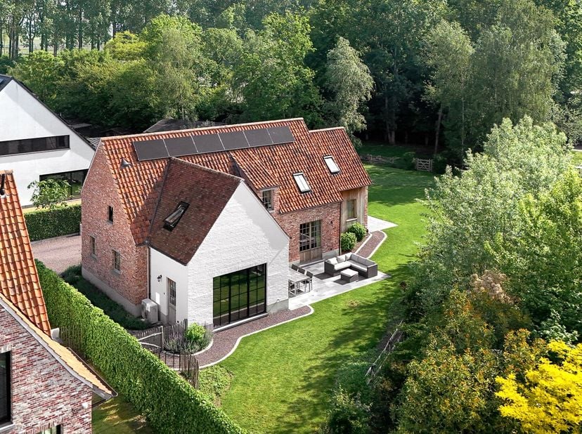 In een recente en rustige verkaveling in het charmante dorp Moerkerke (Damme) bevindt zich deze prachtige nieuw gebouwde villa op een perceel van maar