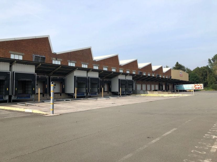 Fantastisch gelegen logistieke loods van +/- 6.458 m² te huur op 2 km van de E42 en&amp;nbsp;2,5 km van de E42 te Pommeroeul. Het geïsoleerde magazijn is
