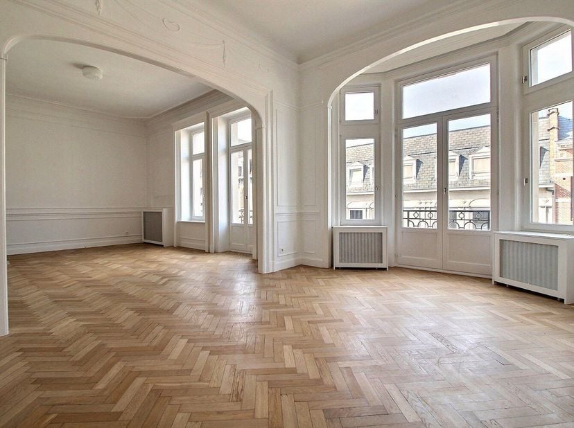 Proche du Parc du Cinquantenaire, au 3e étage d'un immeuble de style Beaux-Arts, luxueux appartement offrant une superficie d'environ 150m2 (selon PEB