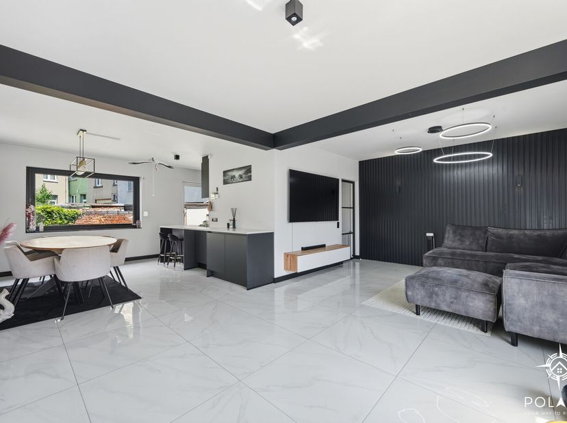 Op zoek naar een instapklare, energiezuinige woning op een toplocatie? Deze volledig gerenoveerde bel-etagewoning in het centrum combineert hedendaags