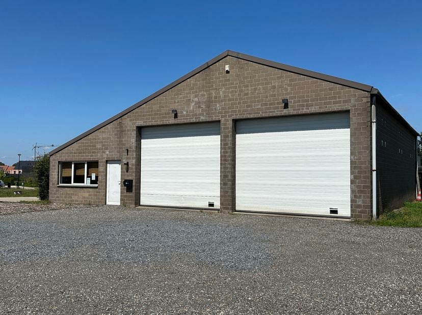 Opslagruimte van 208 m² met centrale ligging tussen Geel en Mol. <br />
Het volledige gebouw werd opgesplitst in 68 m² bureau en 140 m² hal. <br />
He