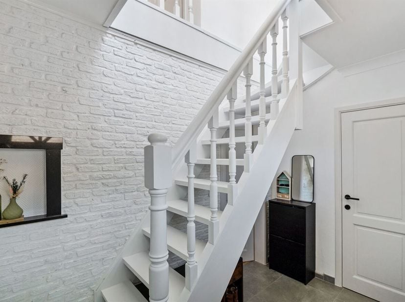 Gelegen in de Herderstraat geniet deze woning van een rustige en aangename ligging in Temse, met een vlotte verbinding naar het centrum. Perfect voor