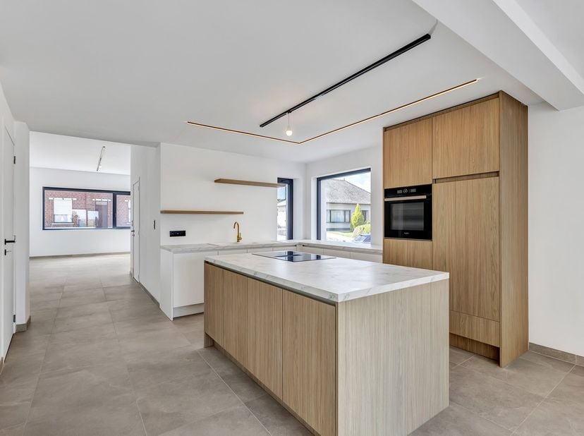 Voor meer info of een bezoek, bel 053 59 49 31 - Op een aantrekkelijke locatie te Haaltert bevindt zich deze volledig gerenoveerde woning. Scholen, wi