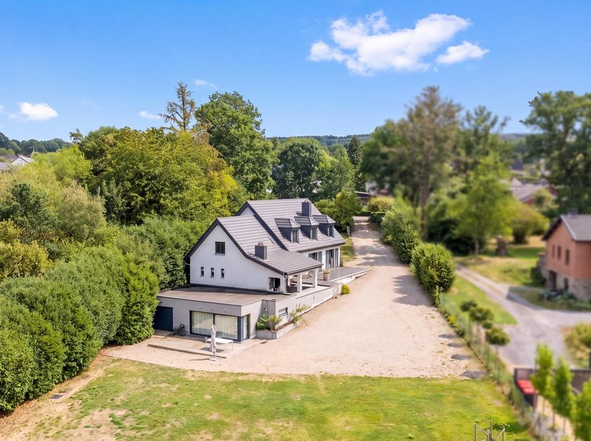 Aan de rand van het Warfaazmeer, in het hart van een typisch dorp in de regio Spa, heeft dit karaktervolle eigendom een oppervlakte van ± 187 m² volge