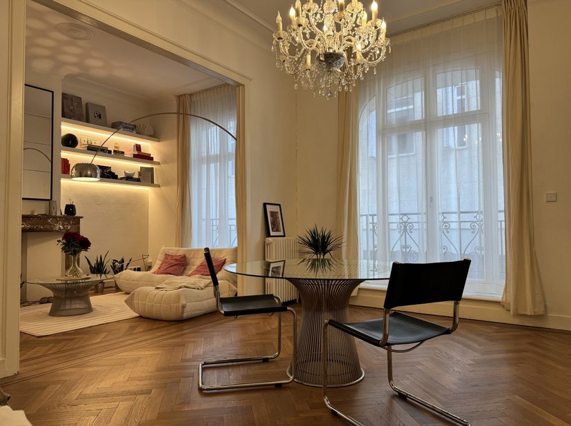 Charmant en authentiek gerenoveerd 2 slaapkamer appartement ca. 110m² met terras ca. 7m² in een karaktervol gebouw. Gelegen in het centrum van Antwerp