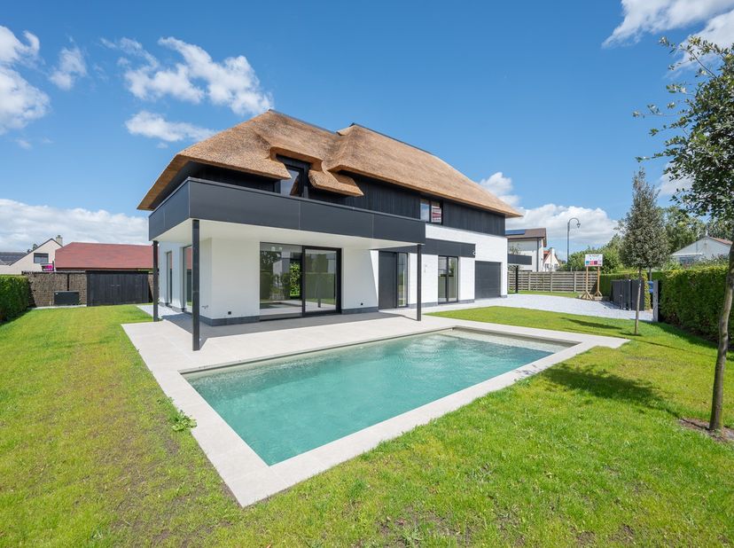 Deze statige villa in Knokke biedt een tijdloze architectuur die een perfect evenwicht brengt tussen comfort, stijl en een groene omgeving. Dankzij de