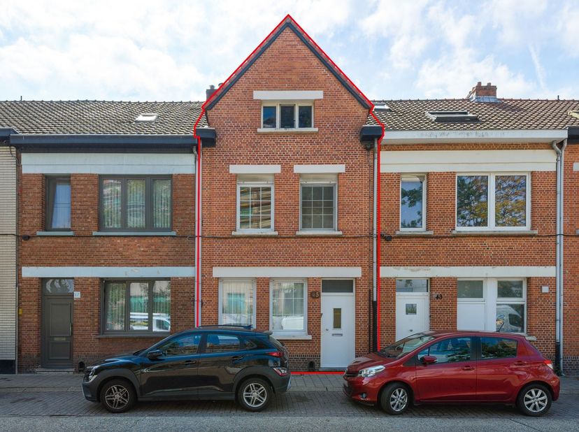 Te renoveren woning met 4 slaapkamers en mooie tuin in Merksem!<br />
Ontdek deze ruime woning aan de Lange Bremstraat 45 te Merksem, een pand met bi