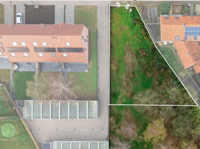 Te koop: open bouwgrond aan de Poperingseweg in Vlamertinge, op een vlotte verbinding naar Ieper en de omliggende invalswegen. Deze open bouwgrond bie