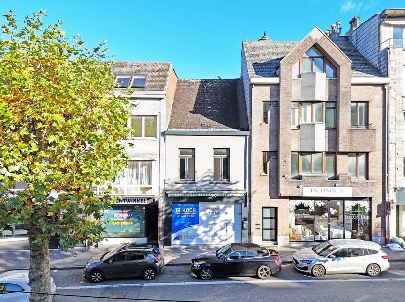 Deze eigendom bevindt zich uiterst strategisch gelegen langsheen de Heldenlaan (en geeft achteraan uit op de Vestenstraat), te midden het stadscentrum