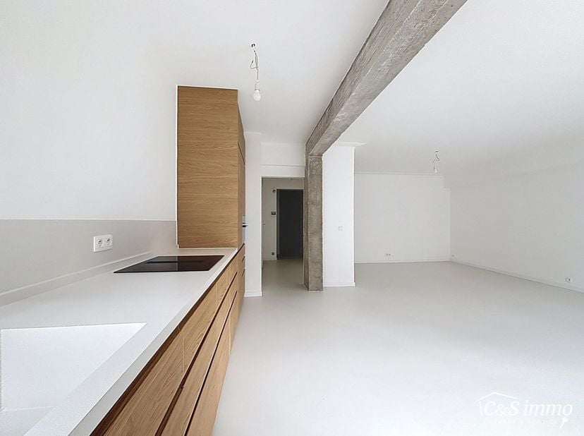 Découvrez cet appartement récemment rénové situé au premier étage, dans un quartier dynamique et central.<br />
En passant par le spacieux hall d’entr