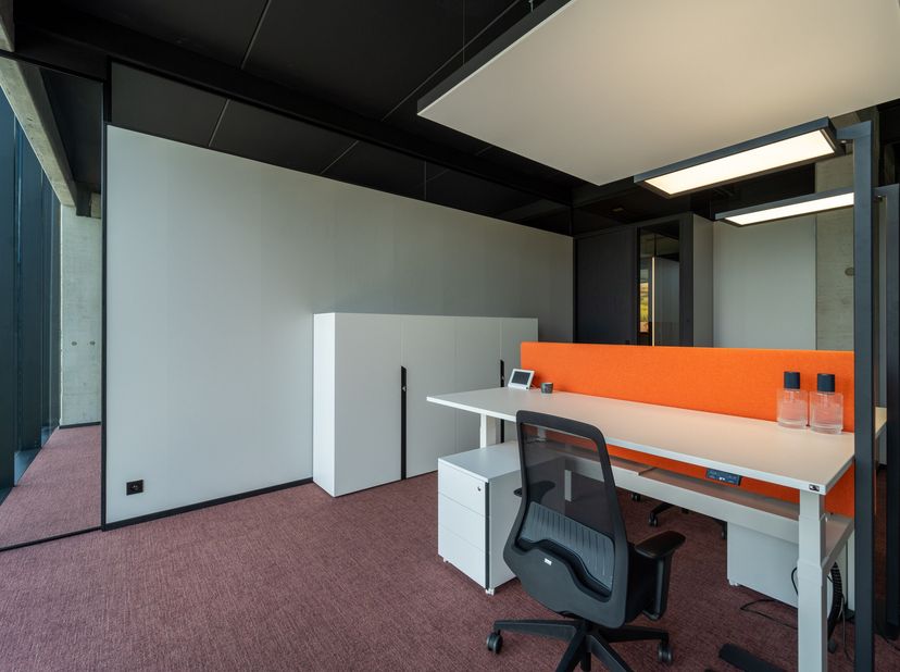 In het nieuwe bedrijvencentrum V.Futurum zijn er verschillende kantoorruimtes beschikbaar van 14,8m² tot 28m². Dankzij de goede ligging aan de Rijkswe