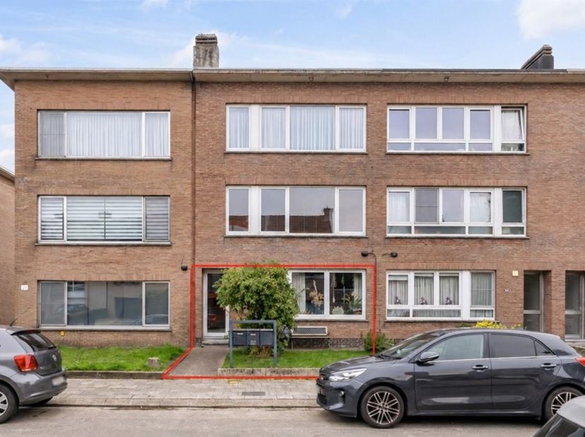 Het gelijkvloers appartement bevindt zich in een zeer rustige woonwijk. Er is een vlotte verbinding met de autostrades alsook het openbaar vervoer. Er