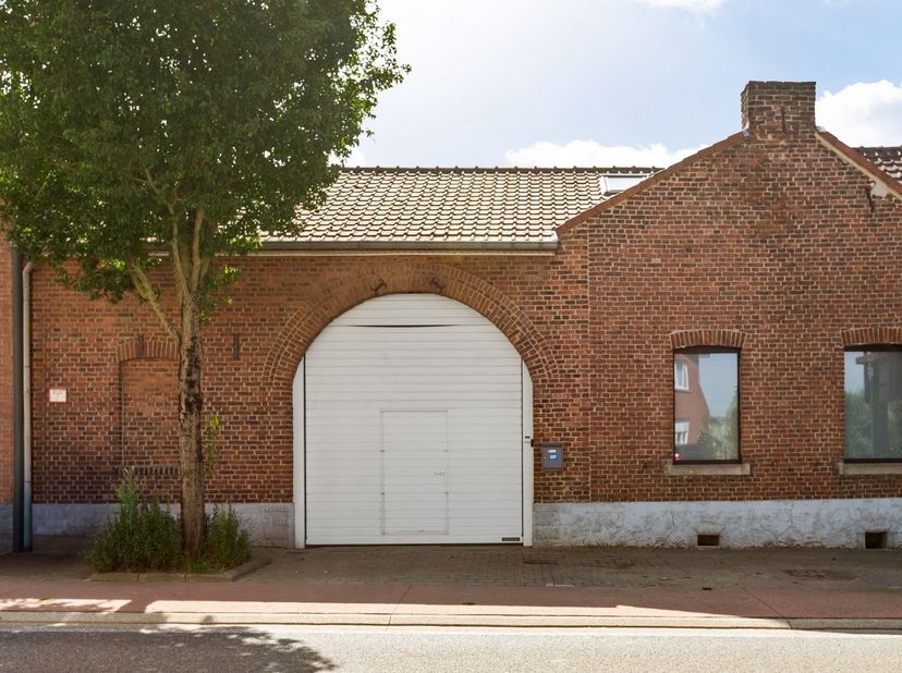 Karaktervolle woning met 3 slaapkamers, ruime bijgebouwen en grote buitenruimte<br />
<br />
Deze karaktervolle woning, gelegen aan de Maastrichters