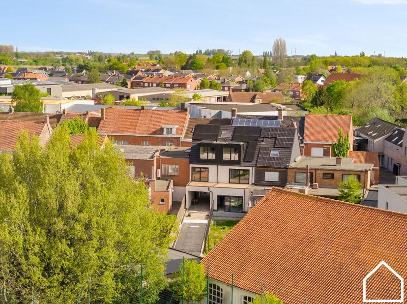 Dit duplex appartement met enorm veel natuurlijke lichtinval en ruime zuidgerichte terras biedt tal van andere troeven...<br />
<br />
ONTDEK HET APPA