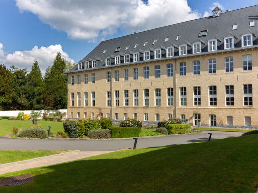 Prachtig appartement in het hart van de stad, op 2' lopen van de Grote Markt van Enghien, dicht bij alle voorzieningen, winkels en openbaar vervoer, e