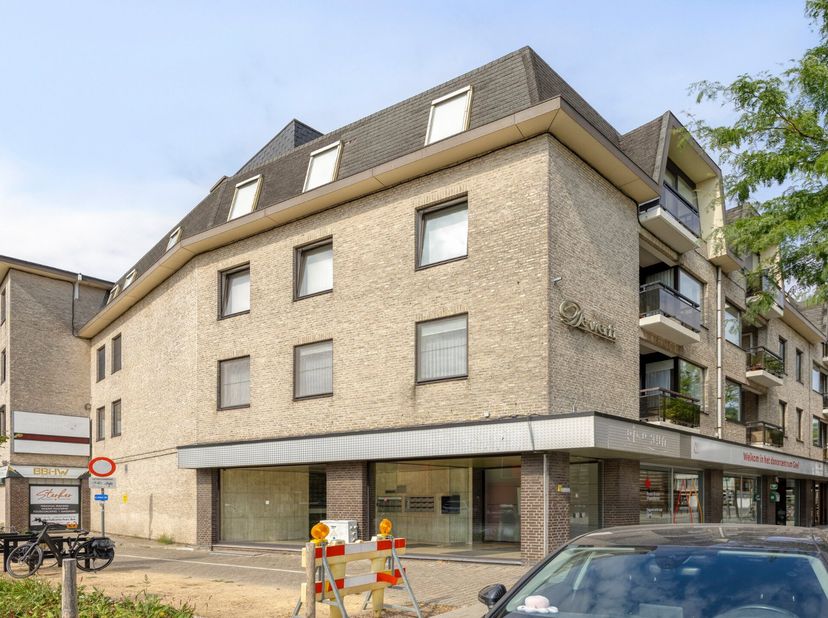 Op de Markt van Geel bevindt zich dit instapklaar appartement. Dankzij de uitstekende ligging bevinden alle mogelijke faciliteiten zich in de direct o