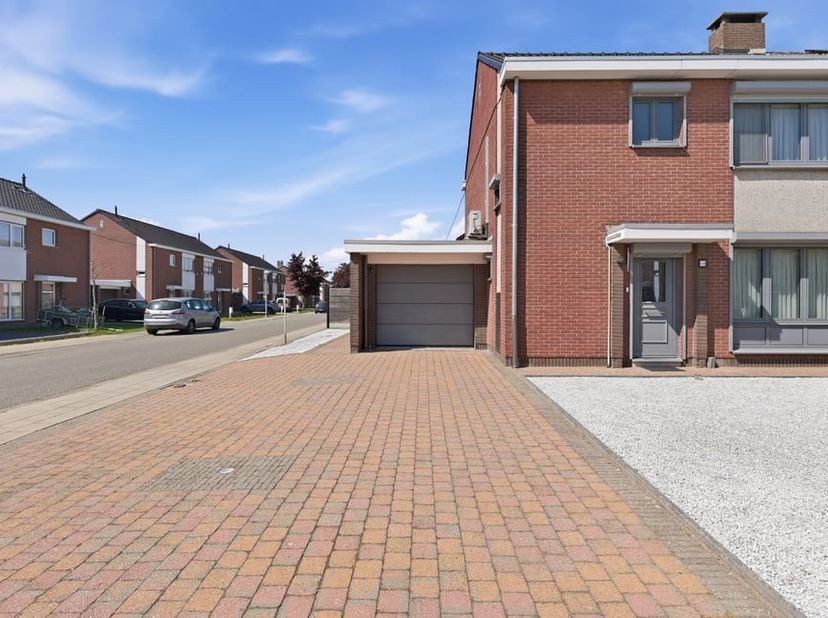Bent u op zoek naar een recent gerenoveerde instapklare woning op een rustige ligging in Sint-Truiden? Dan is deze verzorgde woning aan de Klaproosstr