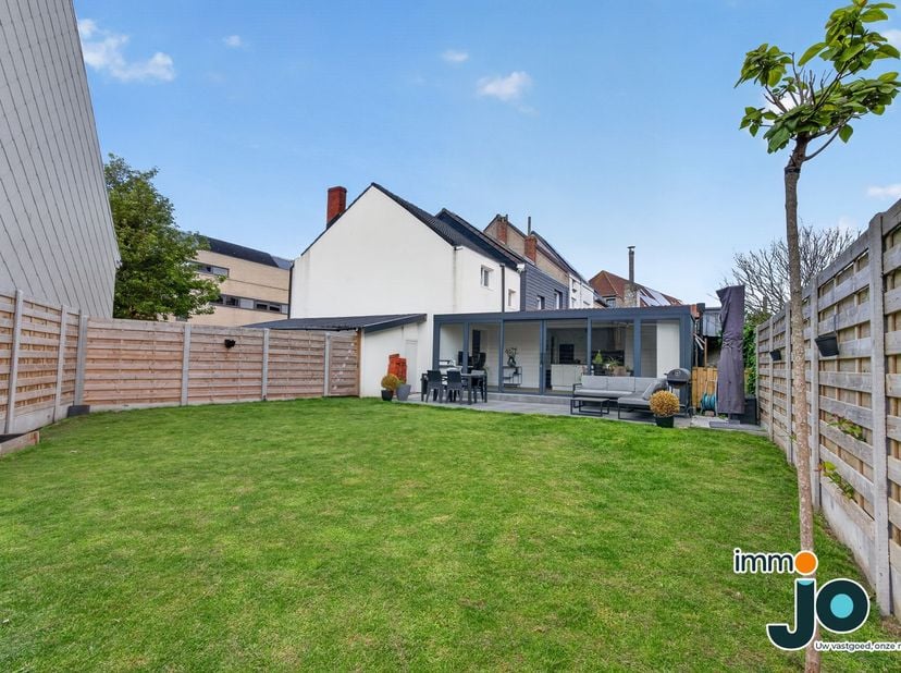 In een rustige en aangename woonomgeving in Bredene bevindt zich deze instapklare gezinswoning met een gunstig EPC, een zonnige tuin en een praktische