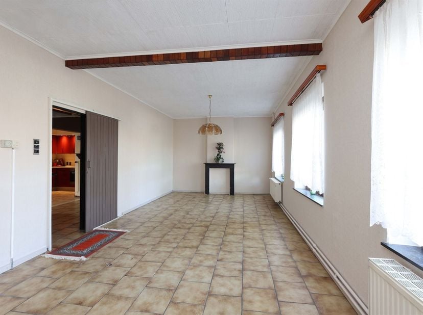 Ruime, te renoveren gezinswoning met 5 slaapkamers gelegen in een rustige woonomgeving<br />
<br />
Omgeving :<br />
+ Gelegen in een rustige woonw