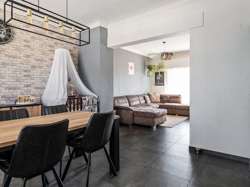 Beletagewoning met 4 slaapkamers en koer op centrale ligging te Lier <br />
Op een uiterst centrale locatie in de Pannenhuisstraat te Lier bevindt zic
