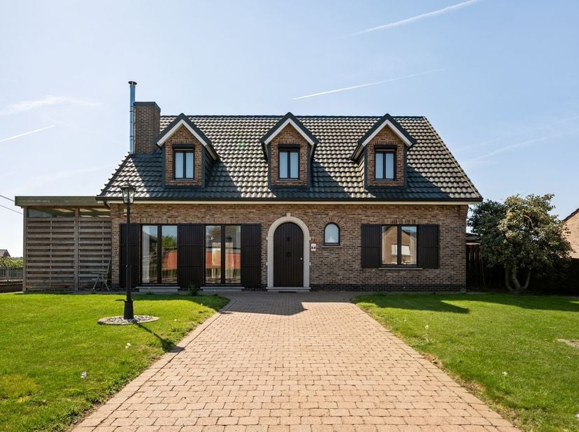 Deze woning is rustig gelegen in een landelijke deelgemeente van Scherpenheuvel-Zichem. Dankzij de nabijheid van de N10 en de E314 is er een vlotte be