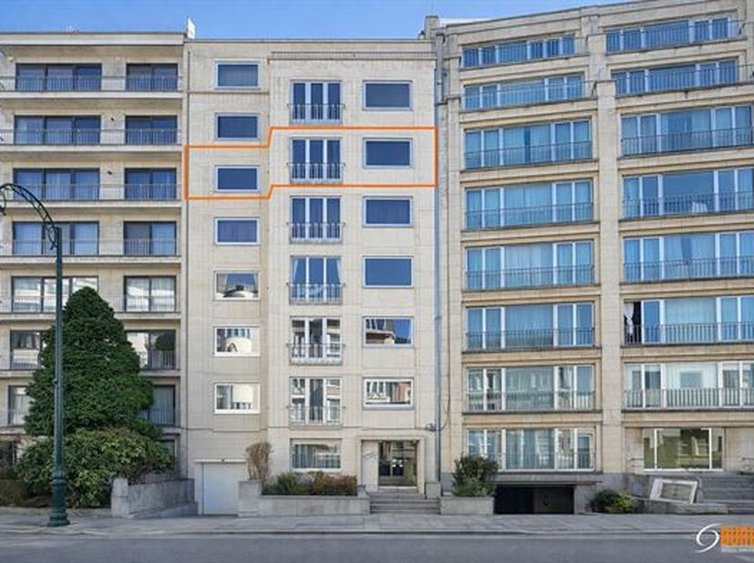 À deux pas du Bois de la Cambre et de l'ULB, cet élégant appartement traversant de ± 210 m² bruts, se situe au cinquième étage de la résidence VILLANO