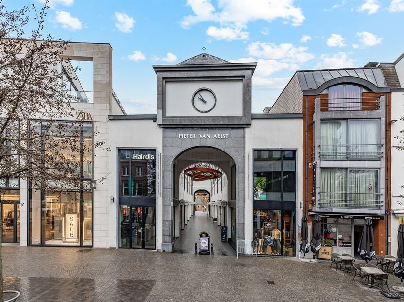 Zeer mooi ingerichte en volledig instapklare broodjeszaak op een absolute toplocatie in het centrum van Aalst, ter overname aangeboden. Dankzij de uit