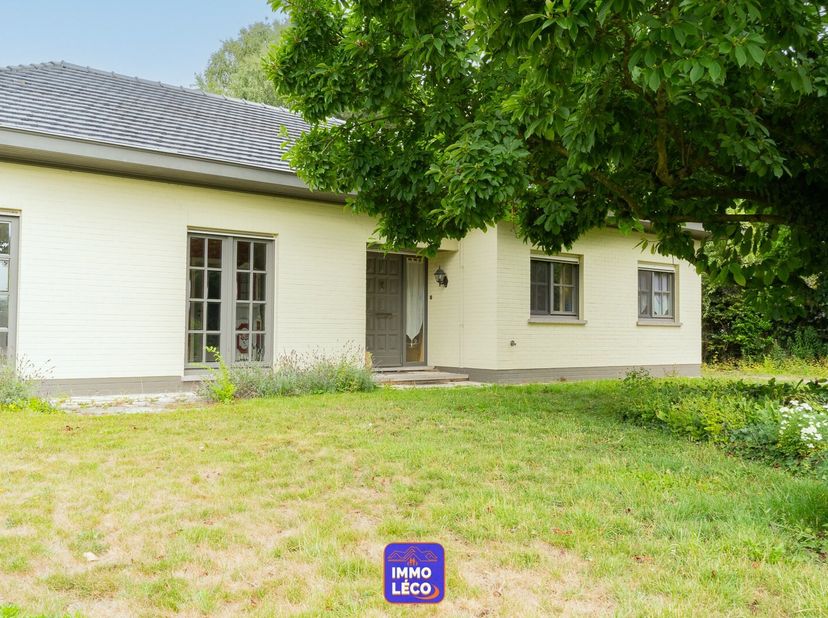 Nichée au cur dun clos résidentiel, en impasse, cette villa "Semi Plain-pied" est érigée sur une parcelle exceptionnelle de 2840 m².<br />
À larrière