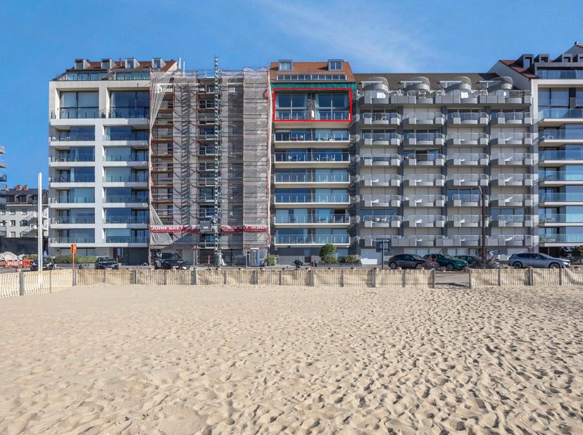 Mezzanine exceptionnelle située dans la Résidence Royal Navy, directement à côté du RBSC et de la plage Beaufort, avec vue frontale sur mer et une lar