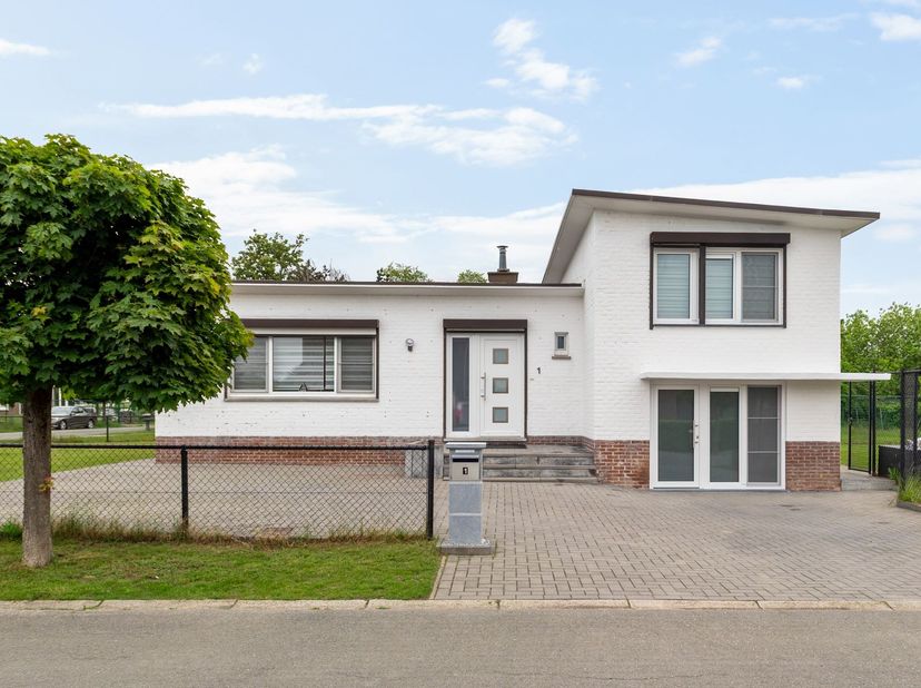 Maison rénovée à Kermt<br />
Dans une rue calme et accueillante pour les enfants à Kermt, nous trouvons cette maison rénovée à deux niveaux.<br />
L