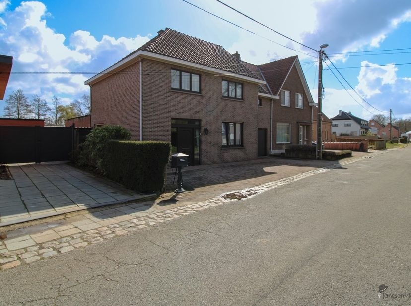 Cette propriété, située dans une rue calme de Nijlen, offre de nombreuses possibilités pour ceux qui recherchent une maison spacieuse avec un potentie