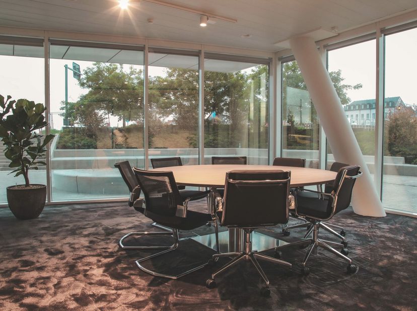 Quantum Building est un immeuble de bureaux idéalement situé qui accorde une grande attention à la durabilité (y compris les panneaux solaires, la cli
