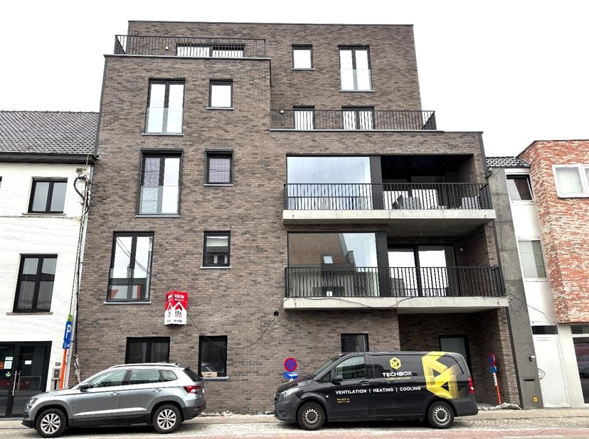 Een appartement op de 1e verdieping in centrum Wevelgem met garage....<br />
<br />
Via de trap of de lift komen we bij dit appartement op de 1e verdi