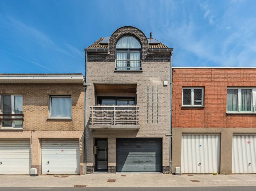 De instapklare woning heeft 4 slaapkamers en is gelegen op een toplocatie in centrum Middelkerke. Er is een ruime inpandige garagebox en aangename tui