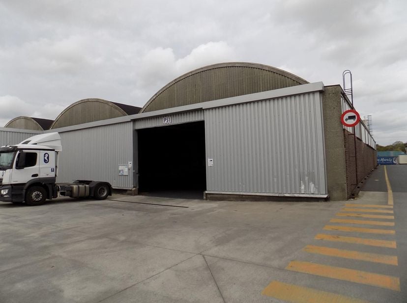 Loods van 3000m², uitermate geschikt als logistiek centrum bestaande uit een stapelruimte van 3000m² toegankelijk via diverse poorten, loskades, mooie