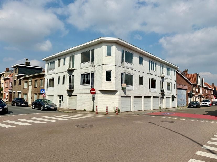 Dit verzorgd hoekappartement bevindt zich op de eerste verdieping en biedt een aangename woonomgeving met veel natuurlijk lichtinval. Via de inkomhal