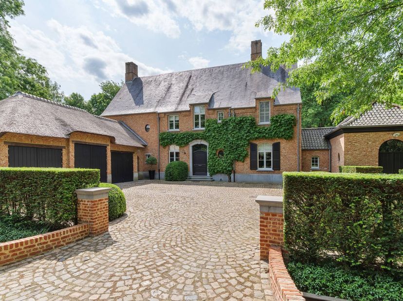 Op een absolute toplocatie in Schilde presenteren wij u een zeldzame opportuniteit: een majestueuze villa, ontworpen door de gerenommeerde bouwfirma M