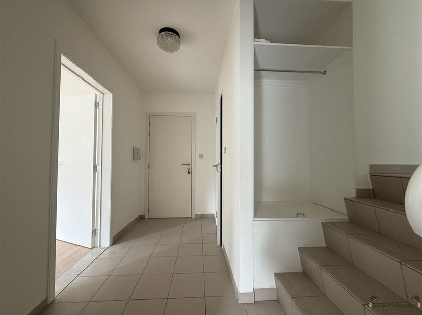 Emplacement de choix à proximité du centre de Hasselt ! Situé dans un quartier verdoyant et calme, sans commerces ni circulation de transit, cet appar