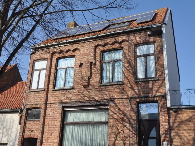 Stijlvol gerenoveerd herenhuis met uitzonderlijke troeven in Zandvoorde<br />
<br />
In het dorp van Zandvoorde bevindt zich dit elegant herenhuis, bi