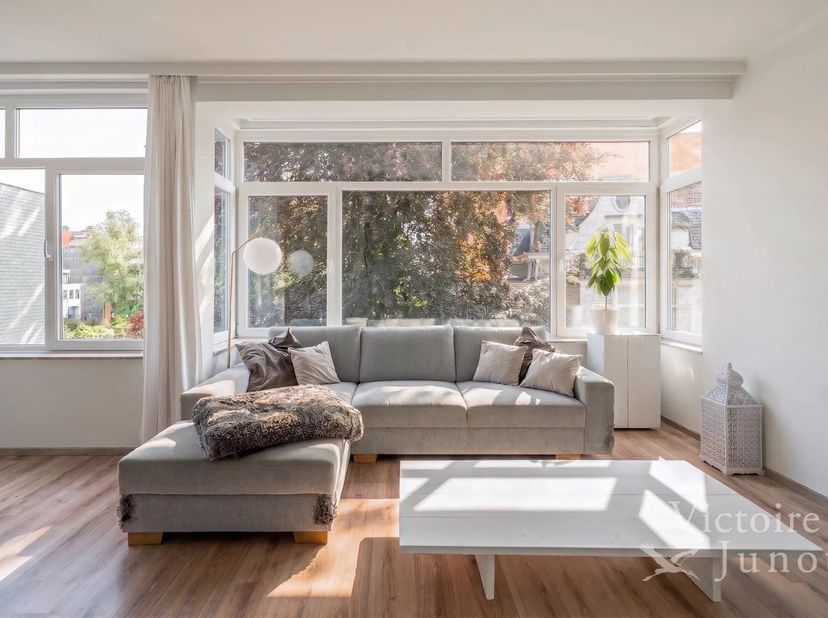 Quartier Cavell, Victoire-Junot biedt u exclusief dit charmante appartement van ± 82 m² bruto, gelegen op de 3e verdieping van een goed onderhouden ge