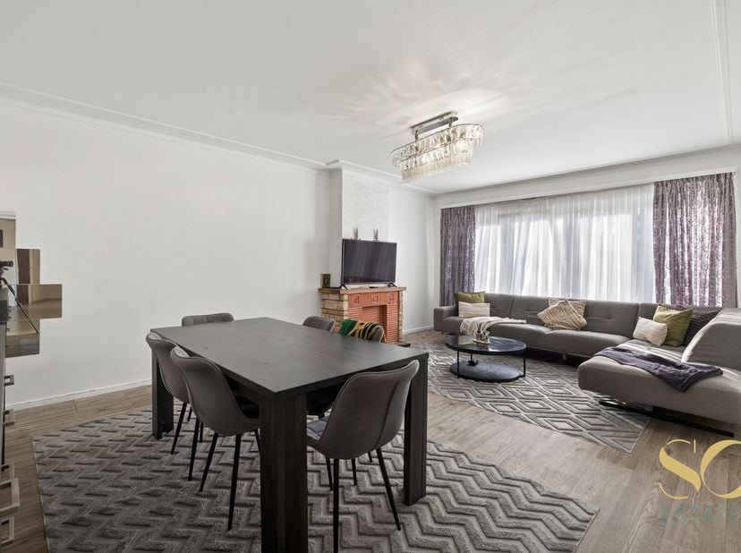 Nous vous proposons cet appartement de 109m² selon PEB situé au 1er étage d’un immeuble avec ascenseur, idéalement situé à Laeken, Place Joseph-Benoit