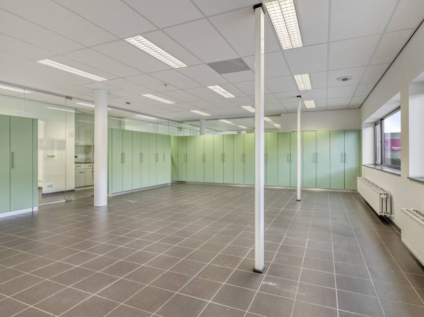 Op de eerste verdieping van een verzorgd kantoorgebouw aan de Liesdonk in Geel bevindt zich deze instapklare kantoorruimte van ca. 170,77 m².<br />
<b