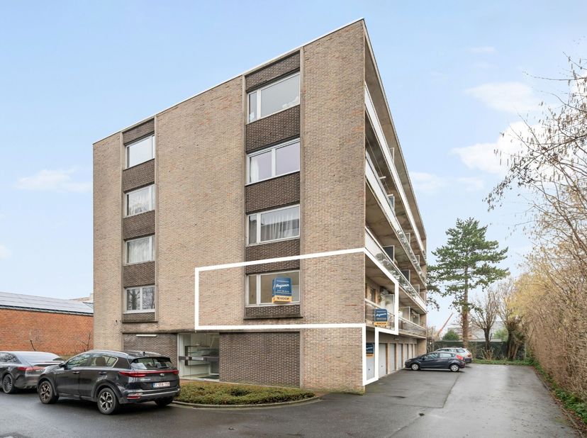 - Centrale ligging in Roeselare: Lindenstraat 66 bus 2<br />
- Studio op de eerste verdieping<br />
- Lichtrijke leefruimte<br />
- Terras<br />
- Keu