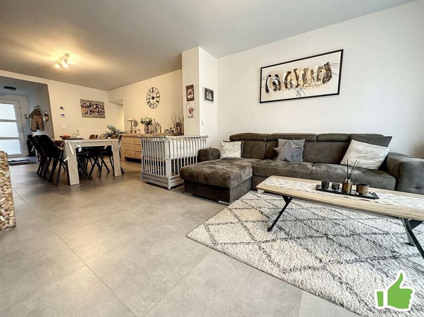 Appartement comme NEUF de type " basse énergie " AVEC TERRASSE au rez de chaussée et 2 chambres. Situé au centre ville de Mouscron.<br />
Hall d'entré